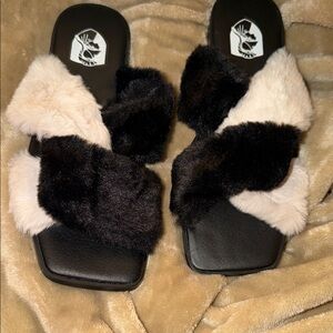 Chant Women's Black and Cream Furry Slide Sandals New